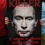 Des citoyens russes vivant en Géorgie protestent contre l'invasion russe en Ukraine dans le centre de Tbilissi, samedi.